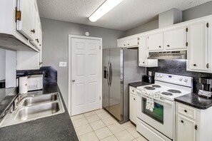 Kühlschrank, Mikrowelle, Herdplatte, Geschirrspüler