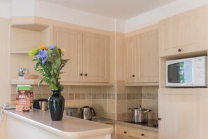 Private kitchen - Ardèche House with Spacious Terrace for 8 (Grospierres)