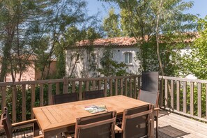 Outdoor dining - Ardèche House with Spacious Terrace for 8 (Grospierres)