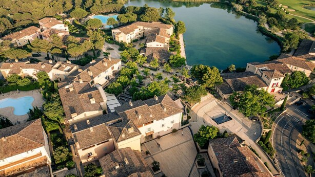 An aerial view of a residential area with houses, a lake, and a golf course. - Coastal Escape with Private Space (Mallemort)