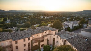 A residential area with traditional architecture, including buildings with tiled roofs and arched doorways. - Stay with Private Outdoor Space (Mallemort)