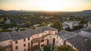 A residential area with traditional architecture, including buildings with tiled roofs and arched doorways. - Chic Countryside Stay with Balcony (Mallemort)