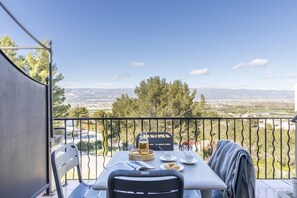 Outdoor dining - 2-Bedroom Stay with pool (Mallemort)