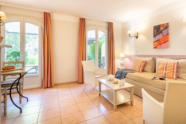 Living area - 2-Bedroom Stay with pool (Mallemort)