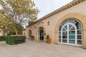 Exterior - 2-Bedroom Stay with pool (Mallemort)