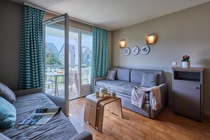 Living area - Courseulles Family Apartment for 6 (COURSEULLES SUR MER)