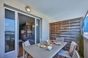Outdoor dining - Stunning River View Apartment for 5 (COURSEULLES SUR MER)