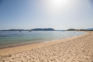 A beach with clear water, boats, and distant mountains. - Lecci stay with Heated Pool (Porto-Vecchio)