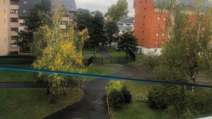 Zona residencial con edificios modernos, un sendero y espacios verdes.