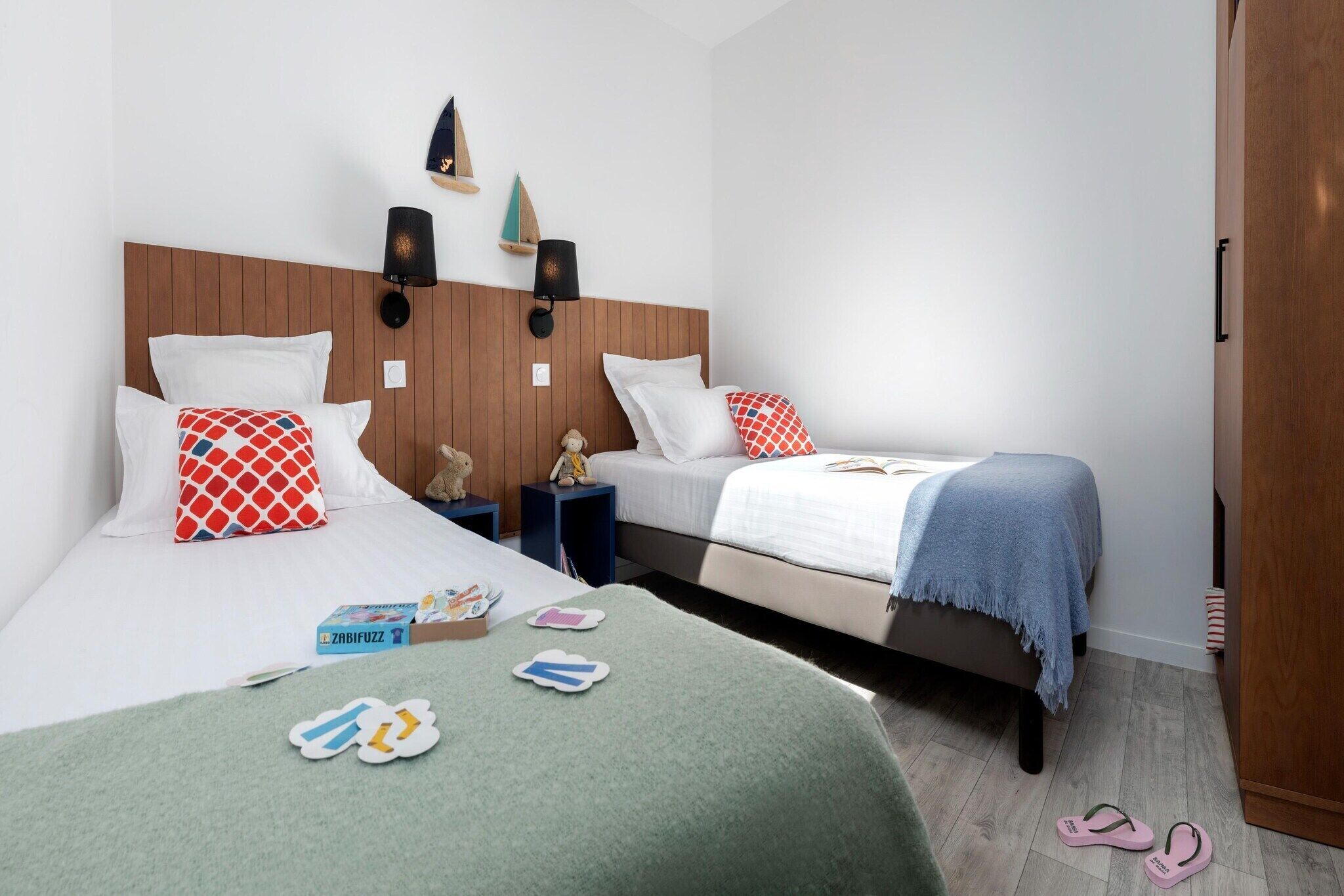 WiFi (free), bed sheets