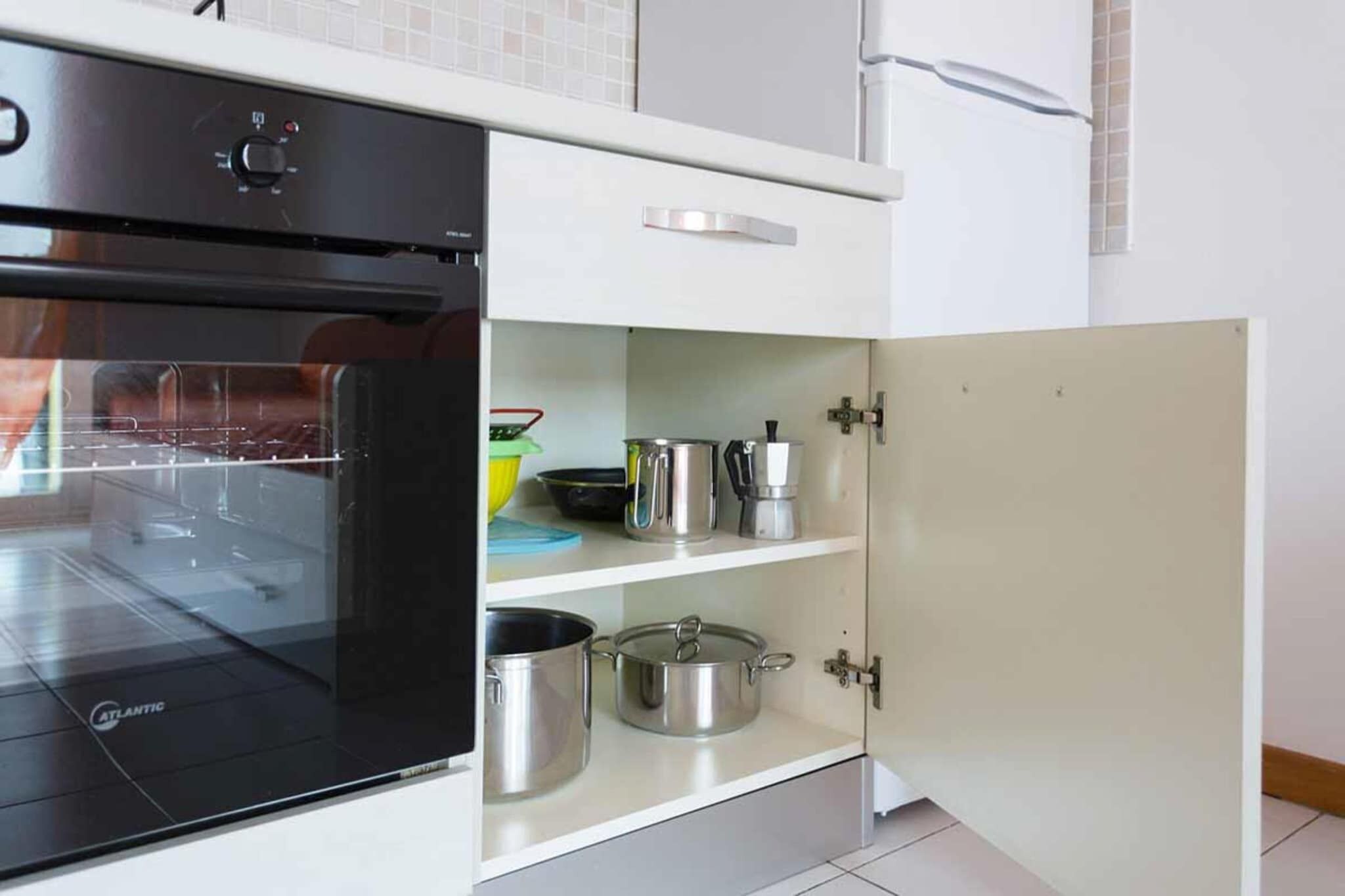 Kühlschrank, Mikrowelle, Ofen, Esstisch