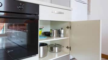 Kühlschrank, Mikrowelle, Ofen, Esstisch