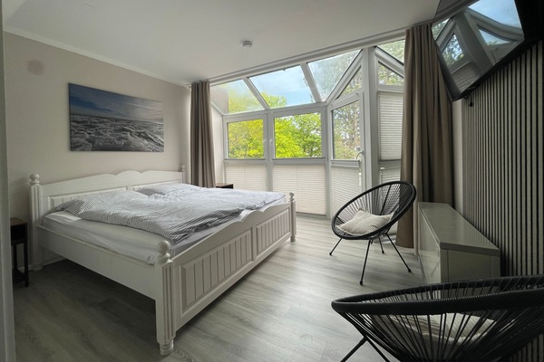 Schlafzimmer 1 mit Doppelbett (1,80 x 2,00)