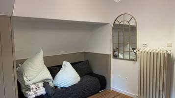 Apartment, Garden View | Living area | 32-inch TV with satellite channels