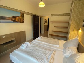 Appartement, uitzicht op park | Een bureau, een laptopwerkplek, verduisterende gordijnen, gratis wifi