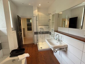Appartement, uitzicht op park | Badkamer | Een haardroger, handdoeken, zeep, shampoo