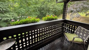 A covered outdoor seating area with a view of a garden. - Landsitz Kammerburg - Verwalterwohnhaus (Lorch)