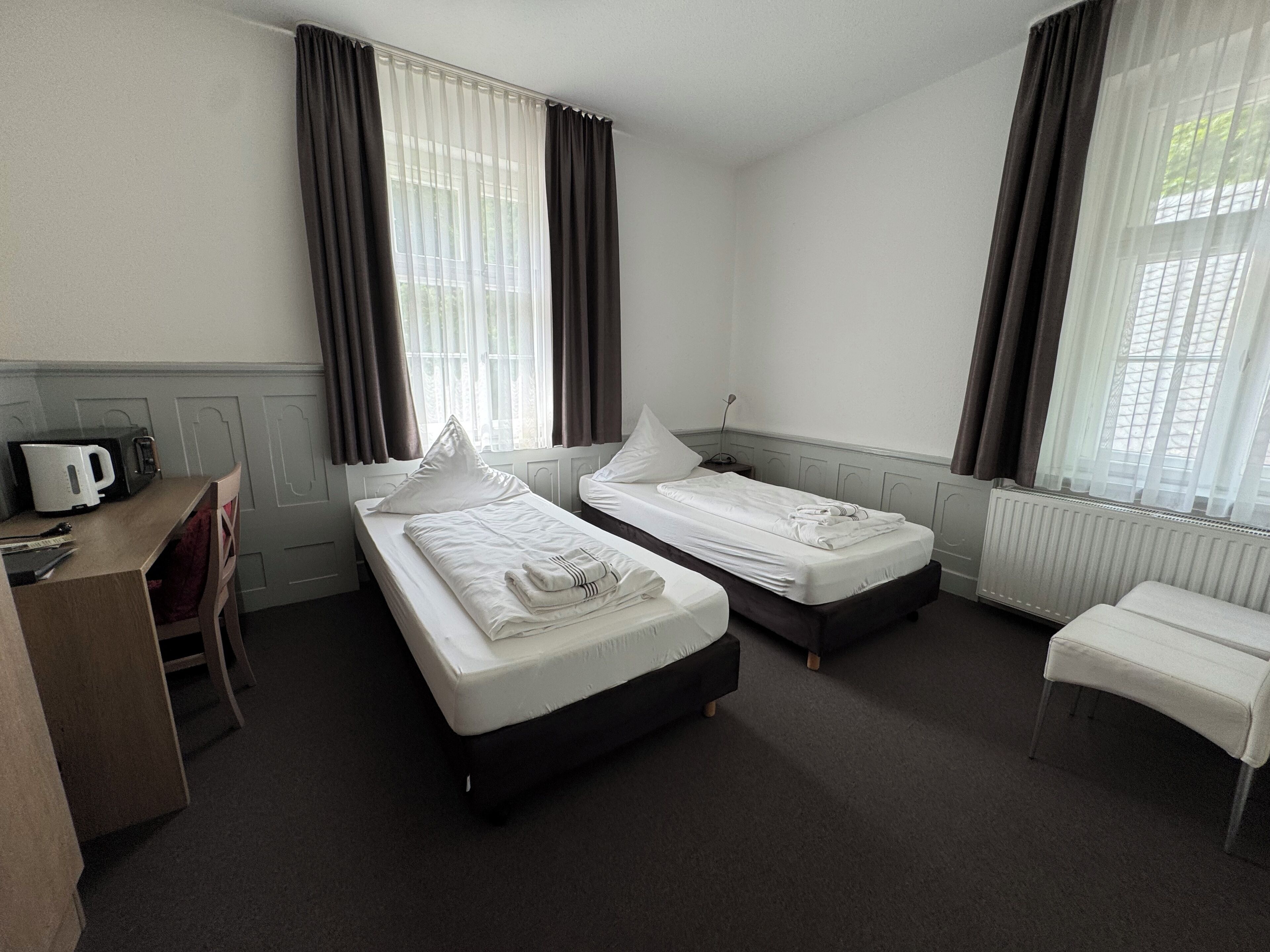 Kamer, 1 twee- of 2 eenpersoonsbedden, uitzicht op tuin | Een bureau, een laptopwerkplek, verduisterende gordijnen, gratis wifi
