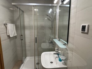 Sèche-cheveux, serviettes fournies, savon, papier toilette