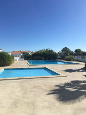 Pool - Holiday home in a private residence with swimming pool (L'Aiguillon-la-Presqu'île)