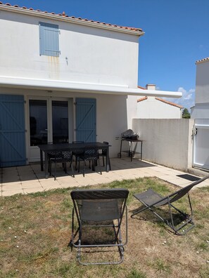 Outdoor dining - Holiday home in a private residence with swimming pool (L'Aiguillon-la-Presqu'île)