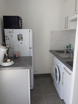 Fridge, microwave, oven, stovetop - Holiday home in a private residence with swimming pool (L'Aiguillon-la-Presqu'île)