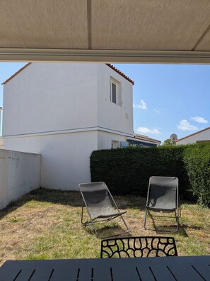 Terrace/patio - Holiday home in a private residence with swimming pool (L'Aiguillon-la-Presqu'île)