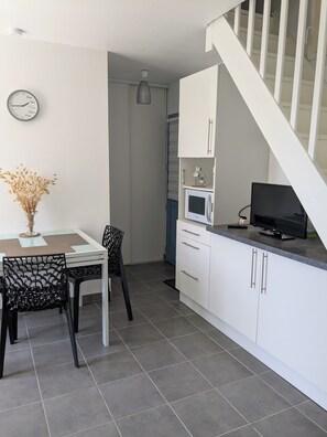 Dining - Holiday home in a private residence with swimming pool (L'Aiguillon-la-Presqu'île)