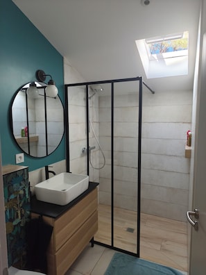 Shower, hair dryer, towels, soap - Vrbo Property (Labenne)