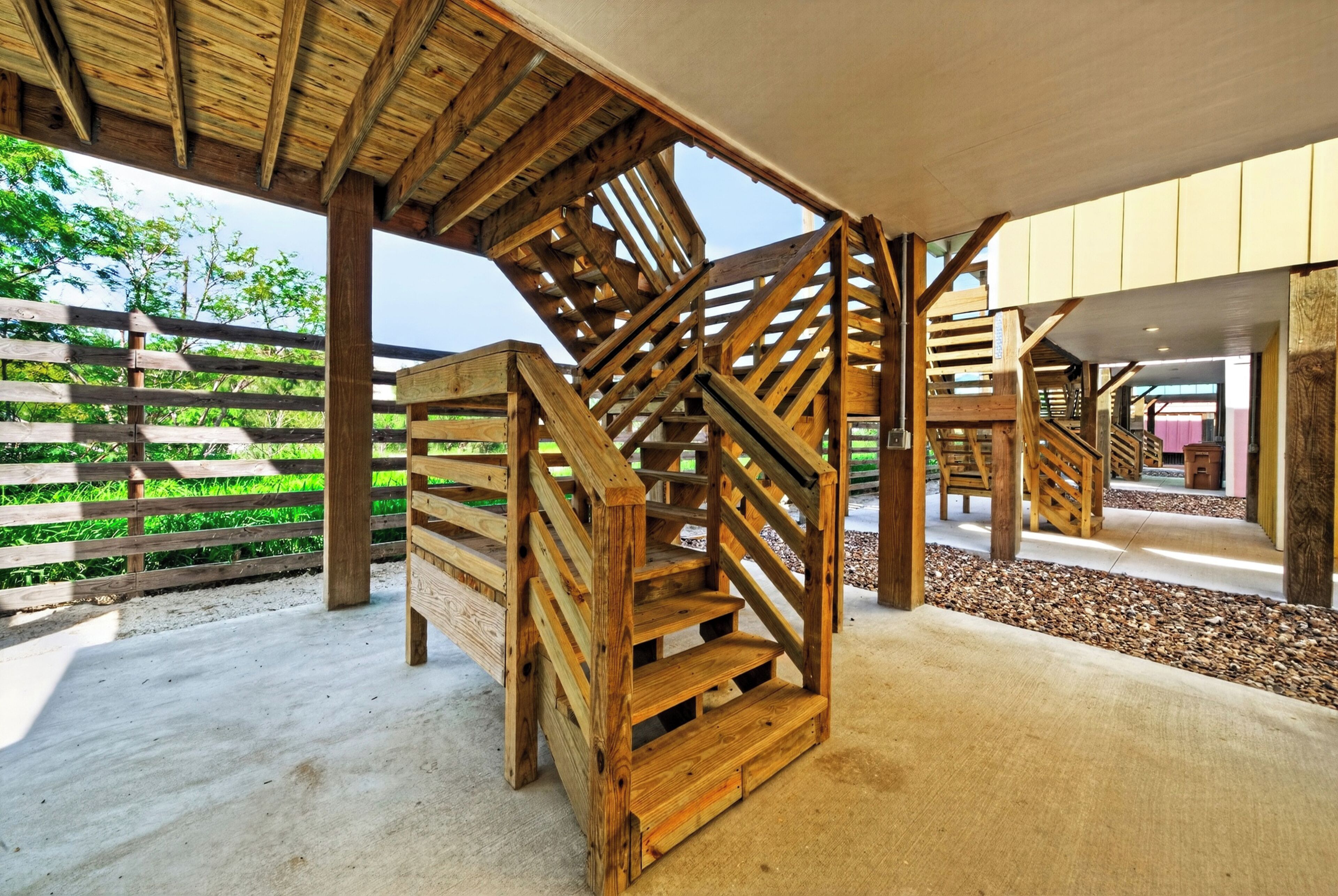 Une structure d’escalier en bois, située à l’extérieur.