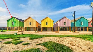 Een rij kleurrijke huizen met een heldere lucht.