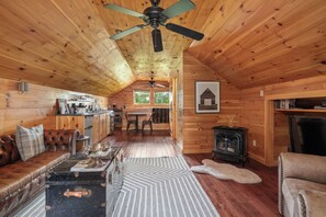 Smart TV, fireplace - Catskills Farmhouse + Barn Suite + Mins to Hudson | Farmhouse at Leeds (Leeds)
