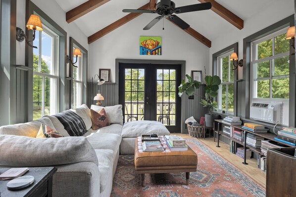 Smart TV, fireplace