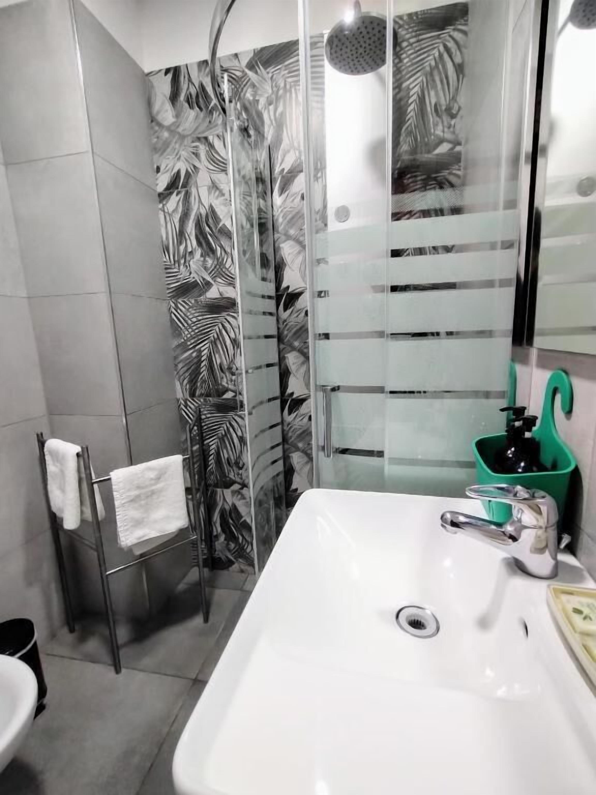 Habitación doble, vistas a la ciudad | Baño | Zapatillas y bidé