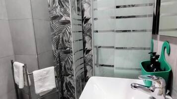 Habitación doble, vistas a la ciudad | Baño | Zapatillas y bidé