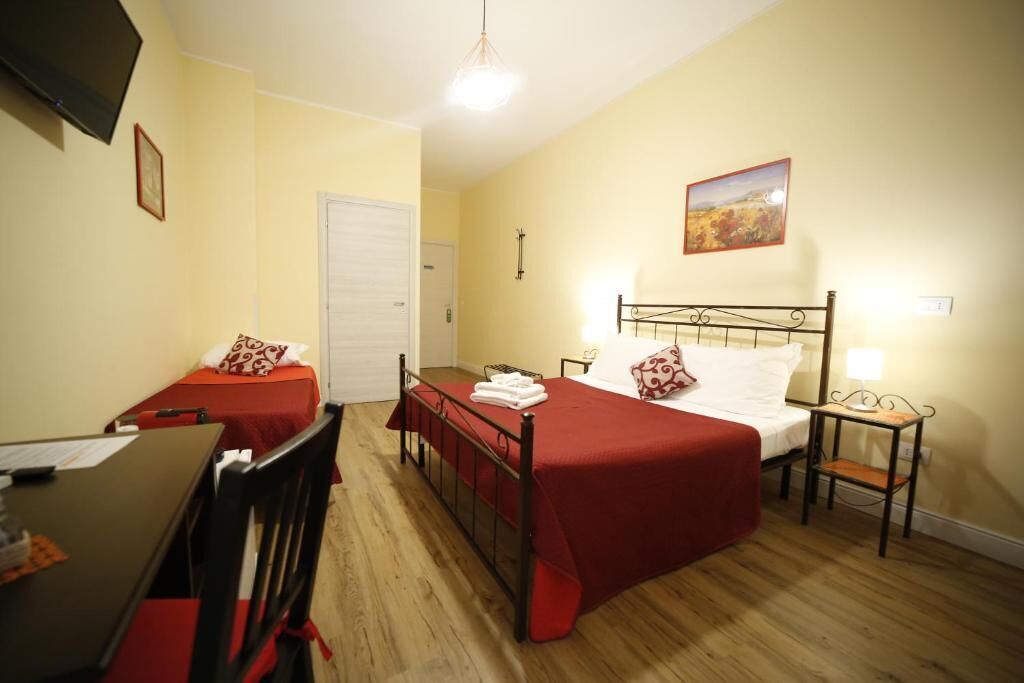 Een kamer met twee bedden, een bureau en een stoel.
