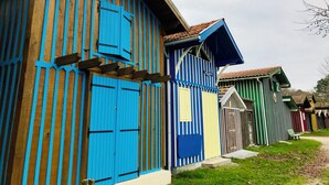 Uma fileira de casas de madeira coloridas com um design simples e tradicional.