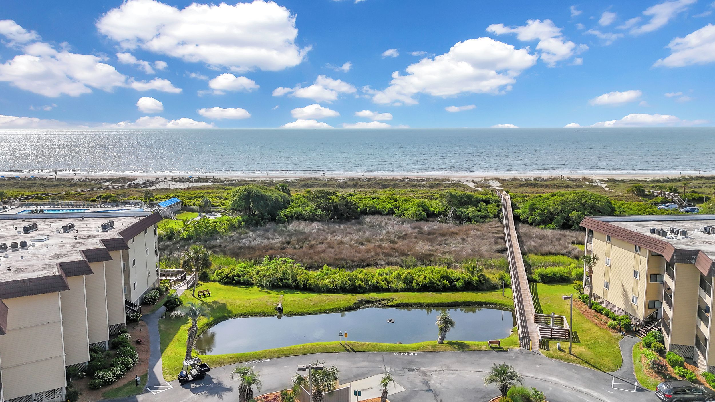 Ein Resort mit Pool, Meerblick und Parkplatz.
