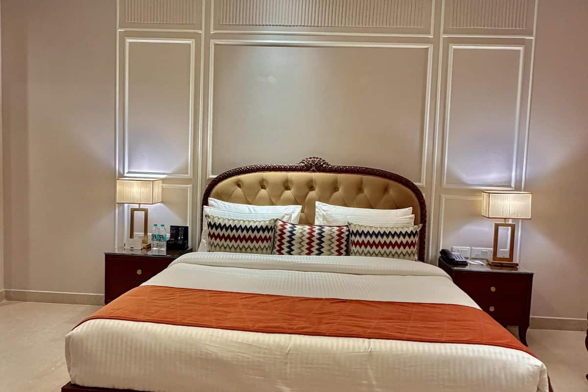 Deluxe Room, 1 King Bed, Non Smoking | Down comforters, minibar, in-room safe, soundproofing