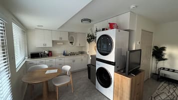 Cafetera y tetera, refrigerador, microondas y tetera eléctrica