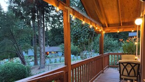 Property grounds - Wine Country Cottage · King Bed · AC (Woodinville)