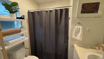 Sèche-cheveux, serviettes fournies, shampoing, papier toilette