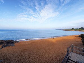 A beach with a wooden walkway leading to the shore. - Le Domaine du Golf by Interhome (Pornic)