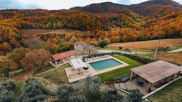 A villa with a swimming pool, outdoor seating, and a view of autumn foliage. - Beautiful home in Monte Santa Maria Tibe (Monte Santa Maria Tibe)