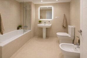 Ein modernes Badezimmer mit Badewanne, Waschbecken, Bidet und einer Duschkabine.