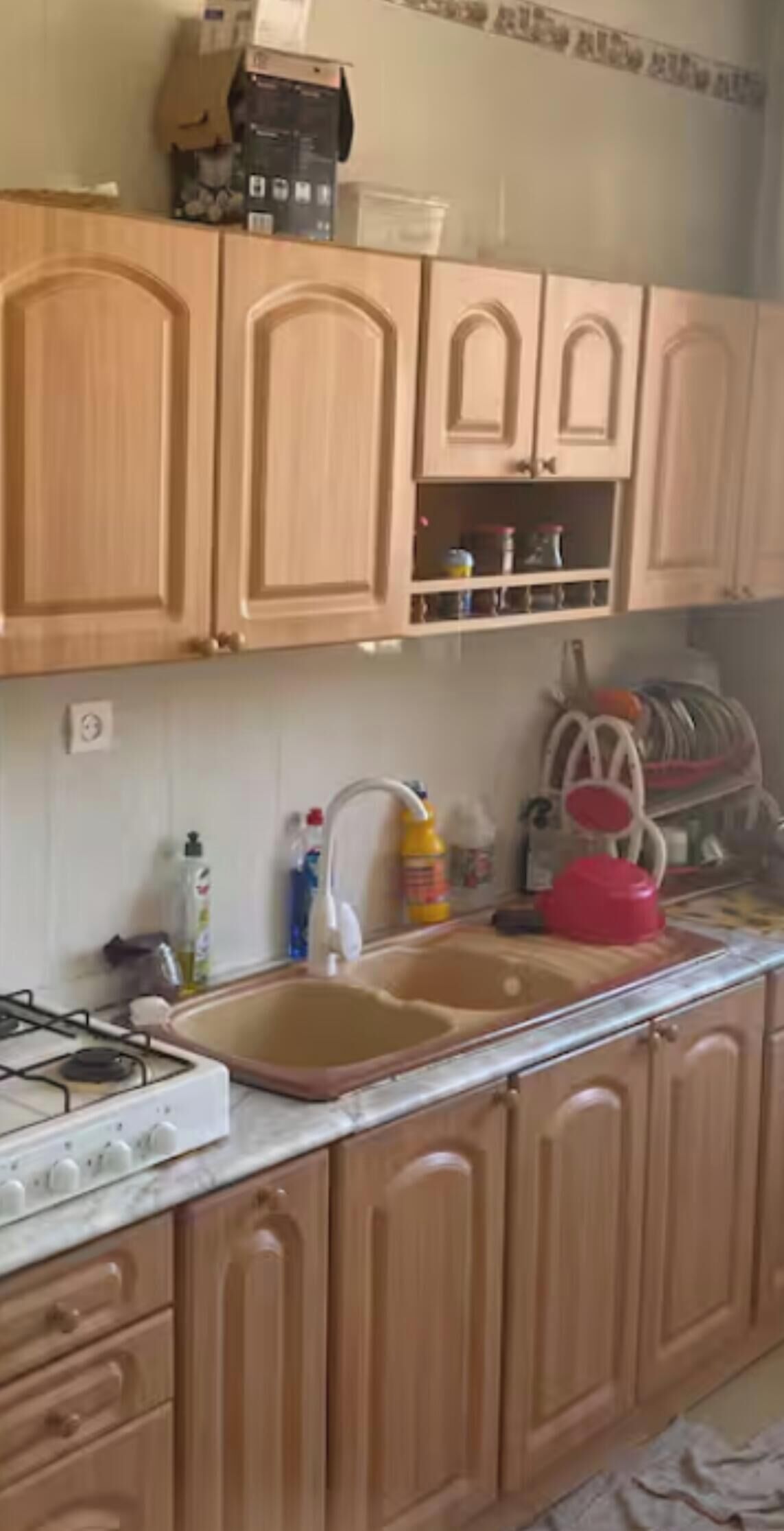 Réfrigérateur, micro-ondes, plaque de cuisson, bouilloire électrique