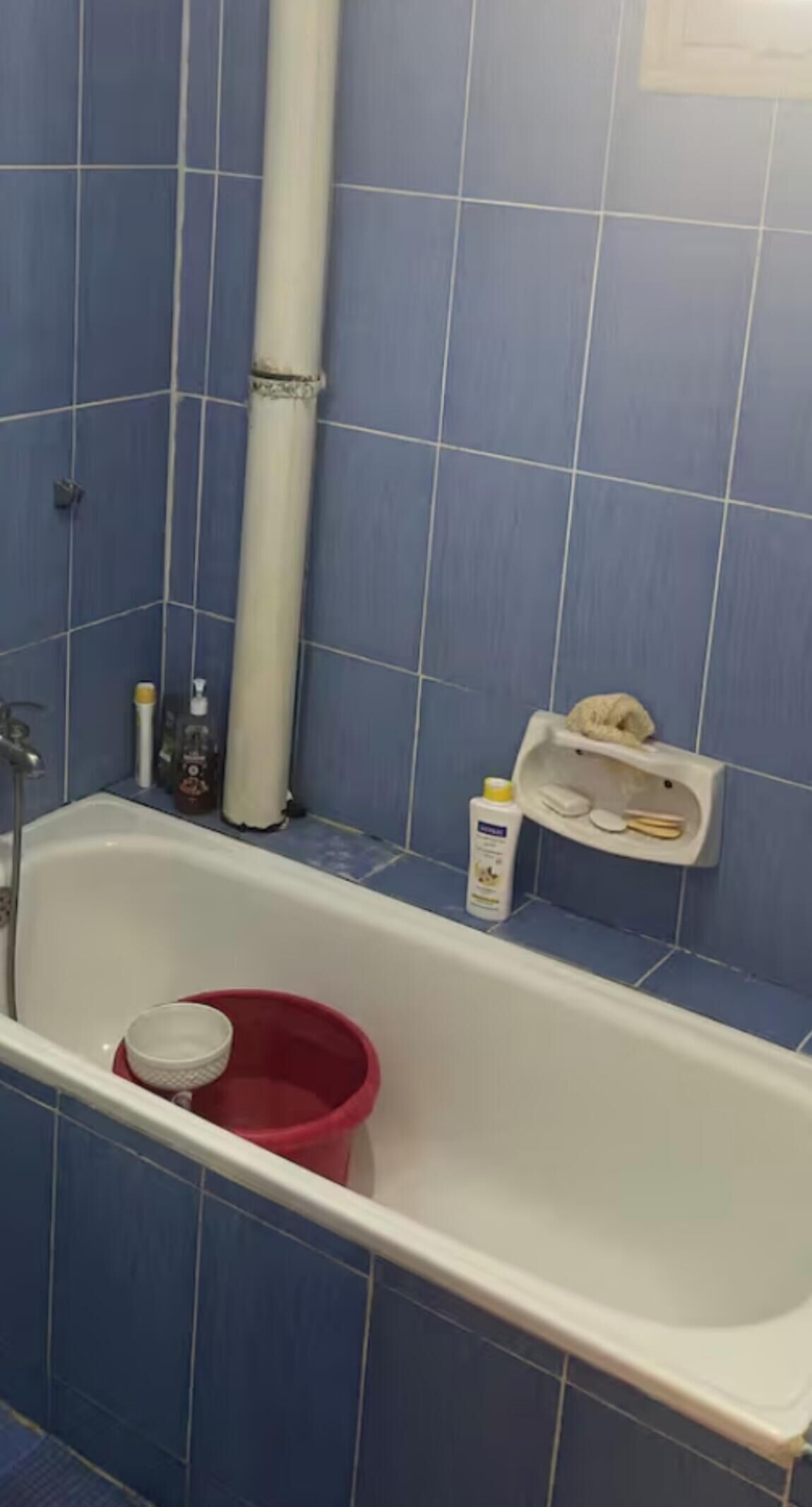 Bidet, serviettes fournies, savon, papier toilette