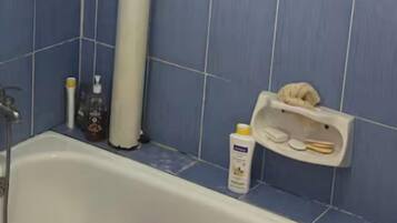 Bidet, serviettes fournies, savon, papier toilette