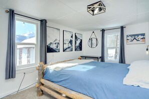 Een bureau, een strijkplank/strijkijzer, gratis wifi, beddengoed