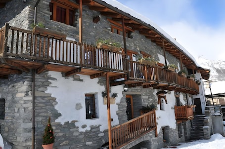A stone building with wooden balconies and a sign that reads 'Lindale Mühle.'. Room 'Camera 4 - Tripla' with Mountain View and Wi-Fi